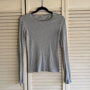 Everlane Women’s Light Gray Long-Sleeve Ribbed Crew Tee